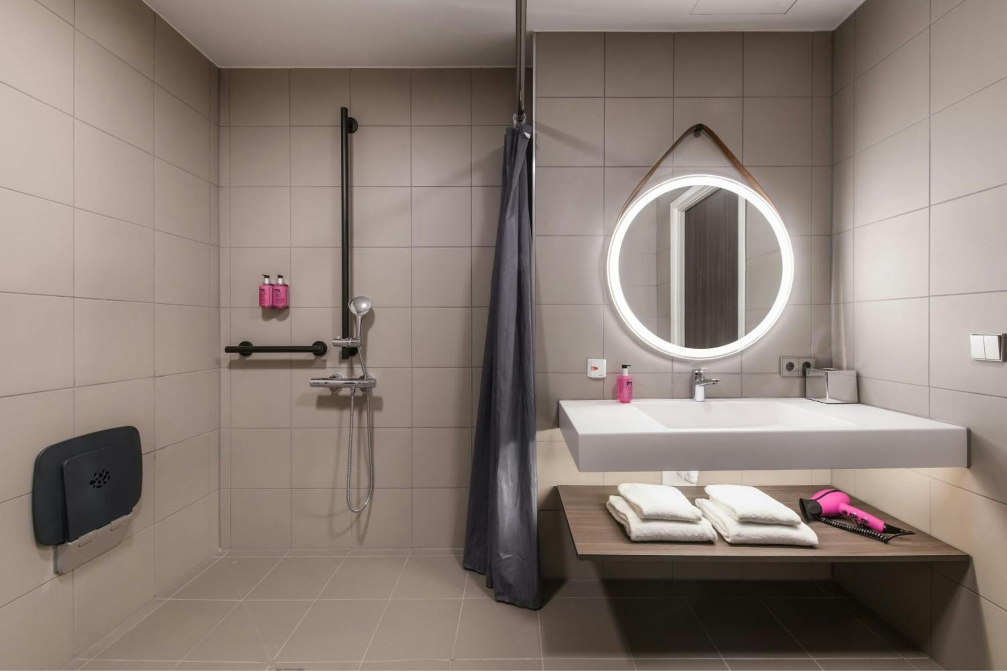 ホテル Moxy Stuttgart Feuerbach エクステリア 写真